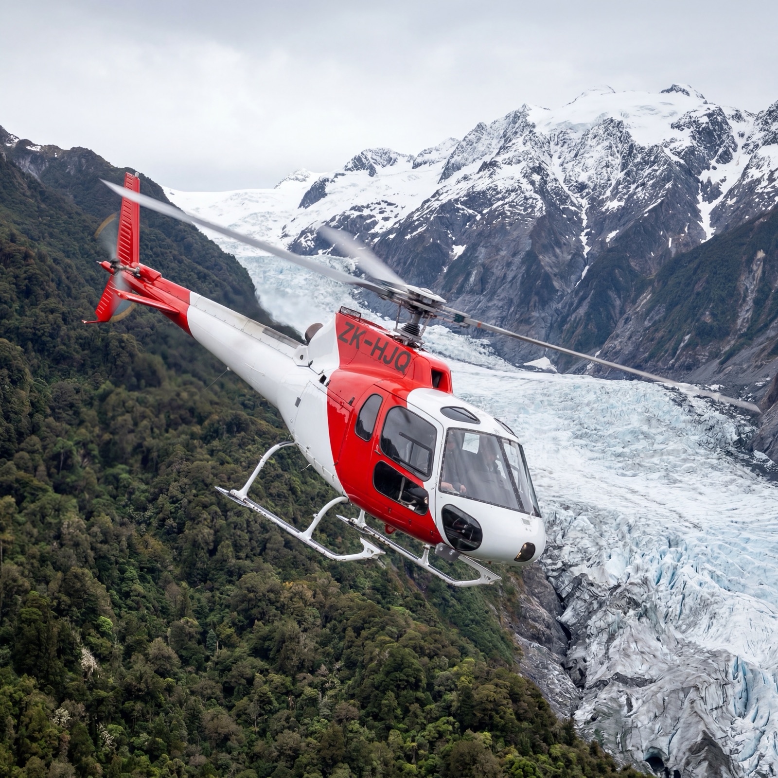 Hélicoptère en vol au-dessus d'un glacier