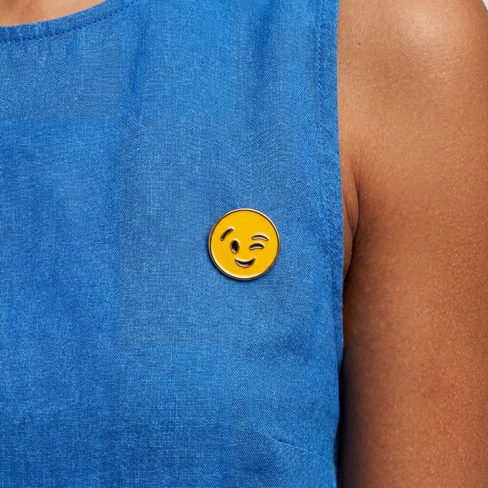 Pin's – smiley clin d'œil porté sur un top